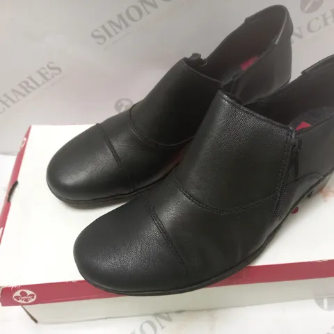 BOXED RIEKER ANTISTRESS BOOT - SIZE 6