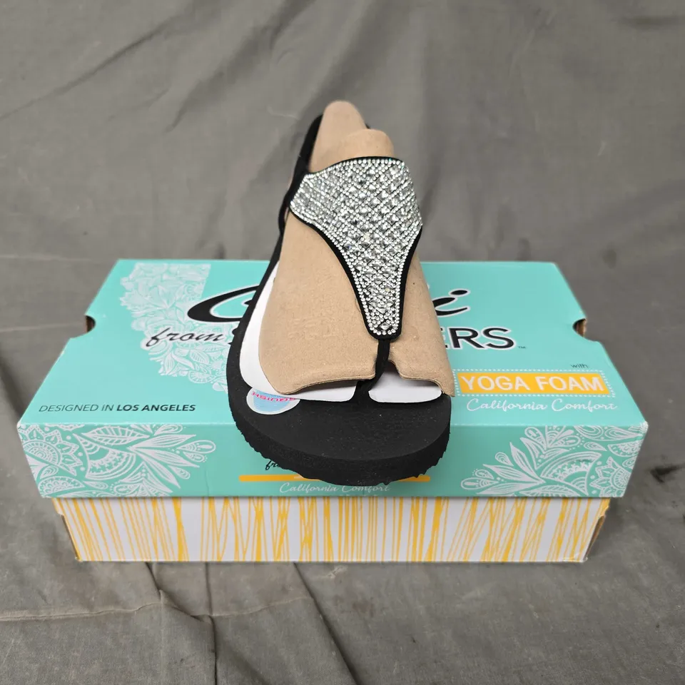 BOXED PAIR OF SKECHERS ROCKSTAR SANDALS - 8