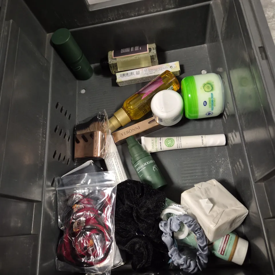 APPROXIMATELY 20 HEALTH AND BEAUTY PRODUCTS TO INCLUDE DEEP FREEZE GEL, ANUSOL WIPES AND TEA TREE OIL