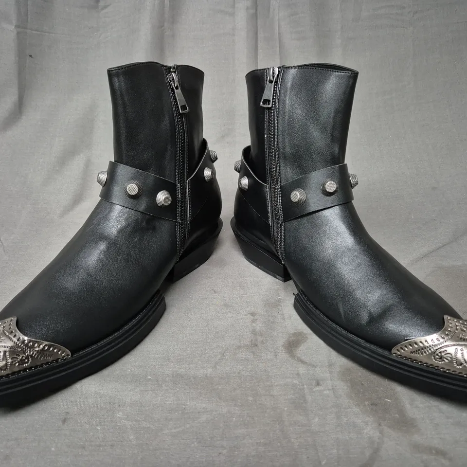 BOXED PAIR OF KOI SOULRENDER MEN'S HARDWARE COWBOY BOOTS IN BLACK/ANTIQUE SILVER UK SIZE 8