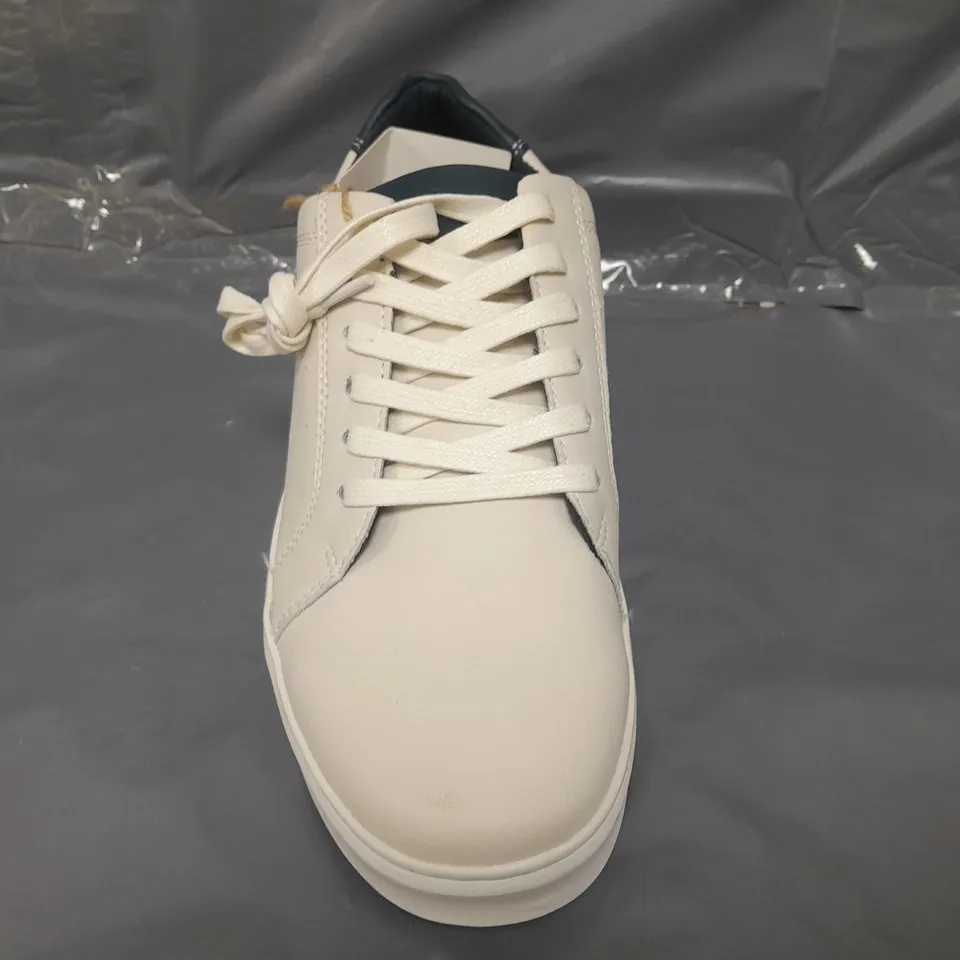 PAIR OF HUSH PUPPIES SHOES IN OFF WHITE/NAVY UK SIZE 6