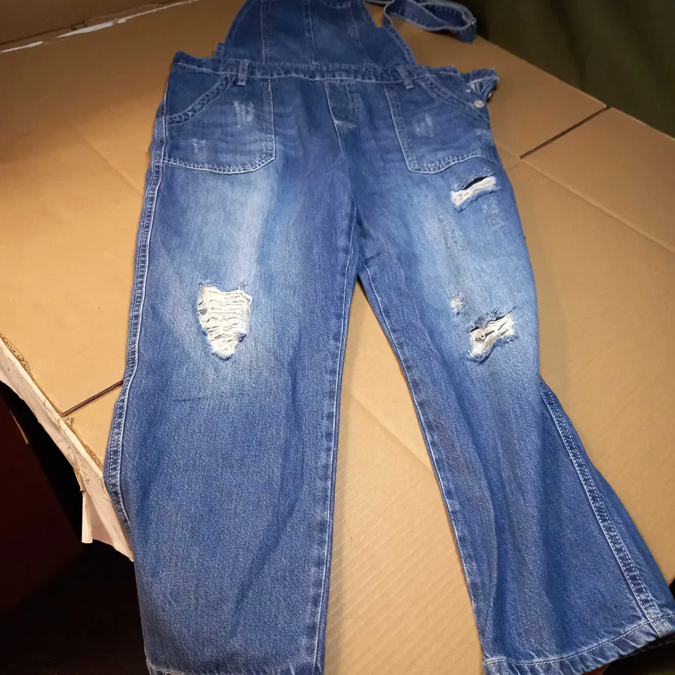 BOOHOO PETITE MID BLUE DISTRESSED 3/4 DUNGAREE'S - SIZE 16
