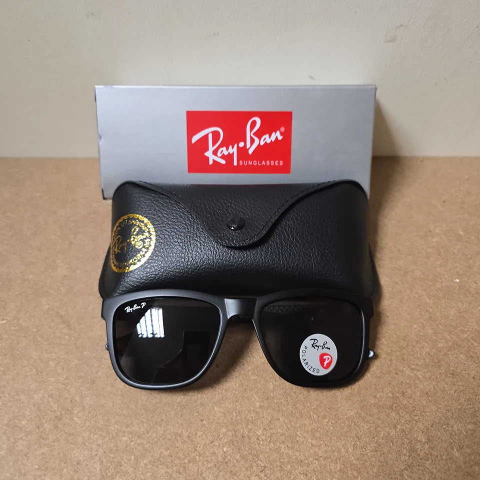 BOXED RAY-BAN SUNGLASSES – BLACK WAYFARER-STYLE FRAME WITH FERRARI PATTERNED TEMPLES