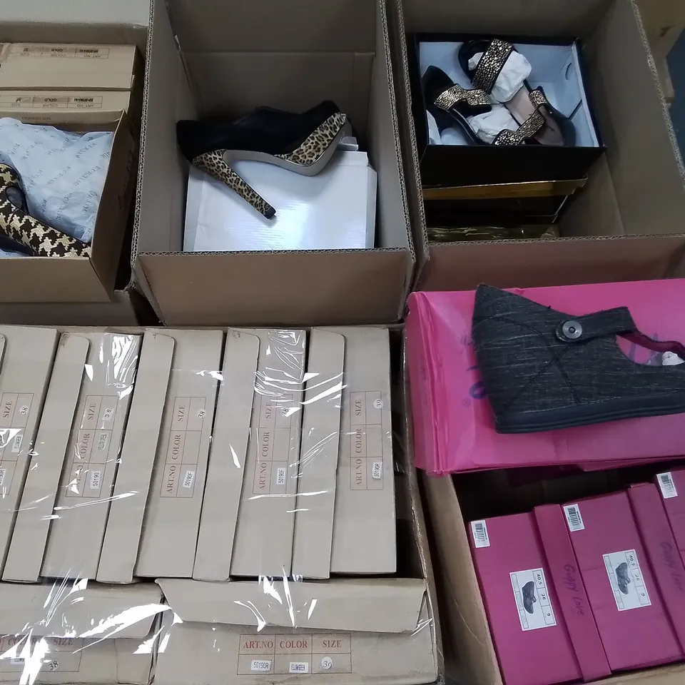 PALLET CONTAINING 18 BOXES OF ASSORTED SHOES IN VARIOUS SIZES TO INCLUDE GUPPY LOVE, SPIDER AND JUST FAB