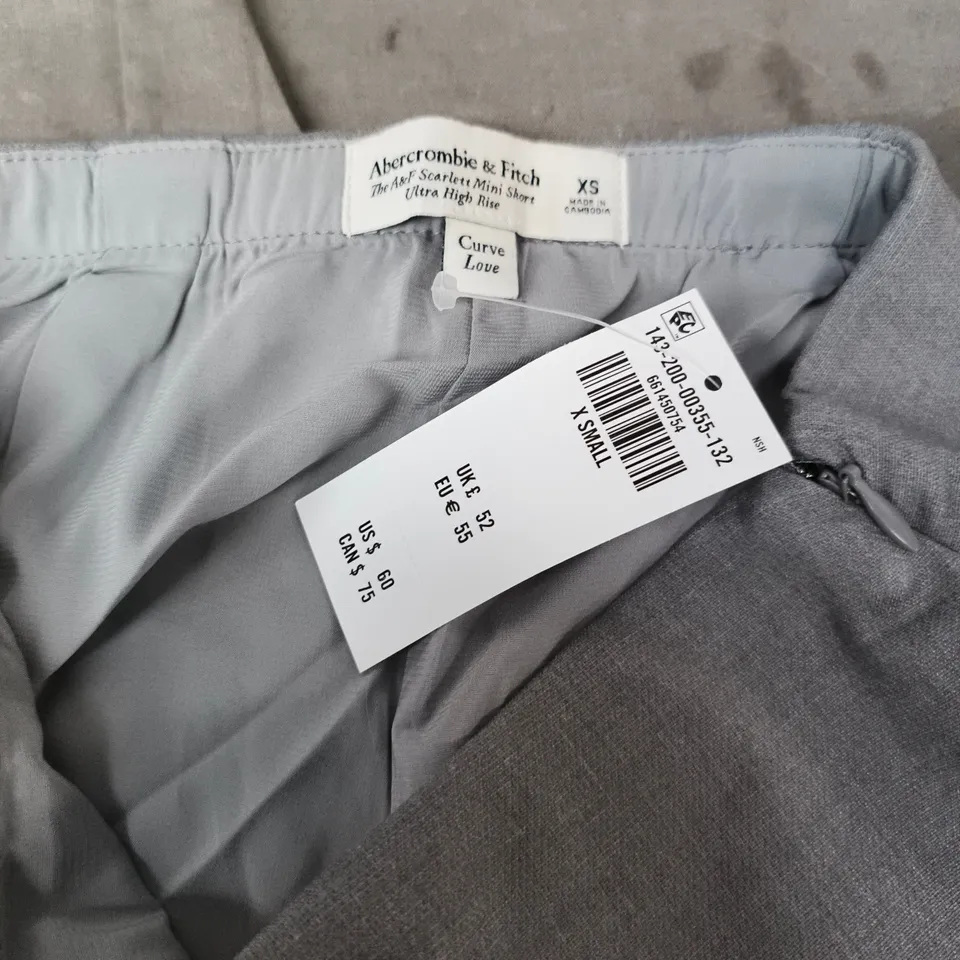 ABERCROMBIE & FITCH CURVE LOVE XS SCARLETT MINI SHORT – ULTRA HIGH RISE, LIGHT GREY DENIM