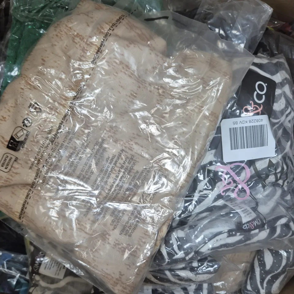 BOX OF APPROXIMATELY 20 ASSORTED CLOTHING AND FASHION ITEMS IN VARIOUS STYLES, SIZES, AND COLOURS, ETC - COLLECTION ONLY