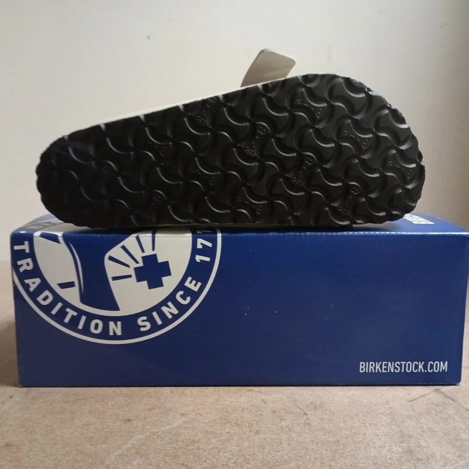 BOXED PAIR OF BIRKENSTOCK ARIZONA BIG BUCKLE OPEN TOE SANDALS IN HIGH-SHINE OYSTER SIZE UK 5
