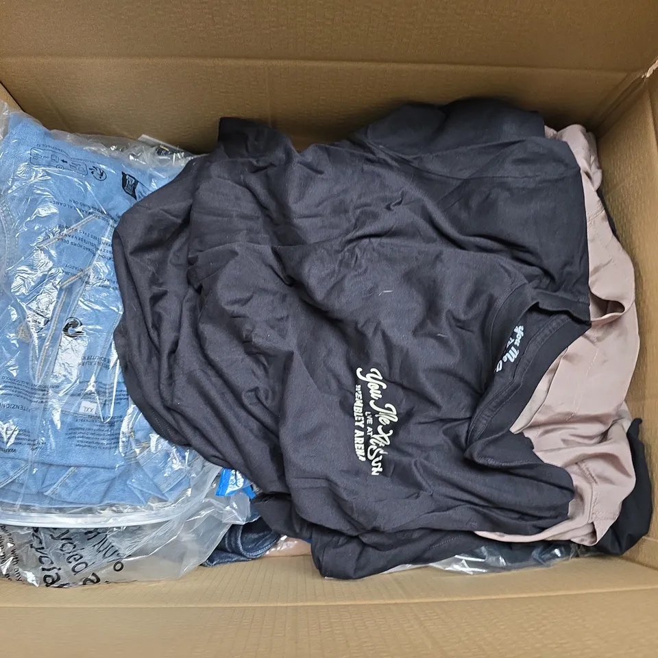LARGE BOX OF APPROXIMATELY 20 ASSORTED CLOTHING ITEMS IN VARIOUS SIZES, STYLES AND COLOURS