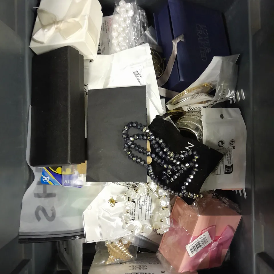 APPROXIMATELY 30 ASSORTED JEWELLERY PRODUCTS TO INCLUDE NECKLACES, EARRINGS, RINGS ETC 