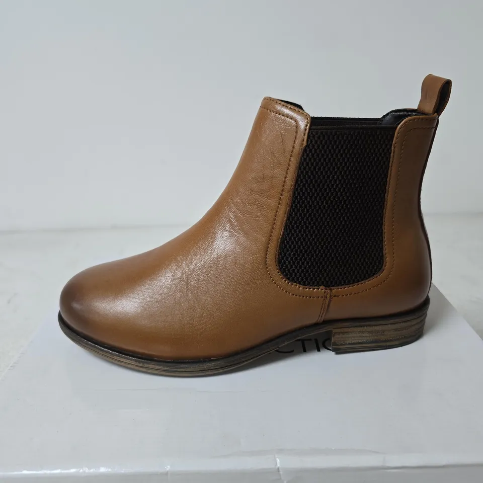 BOXED LEATHER COLLECTION KIARA BOOTS, TAN - SIZE 5