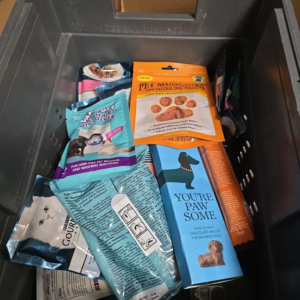 APPROXIMATELY 20 ASSORTED PET ITEMS INCLUDING PET MUNCHIES CHICKEN TRAINING TREATS AND VAMOOSH PET HAIR DISSOLVER