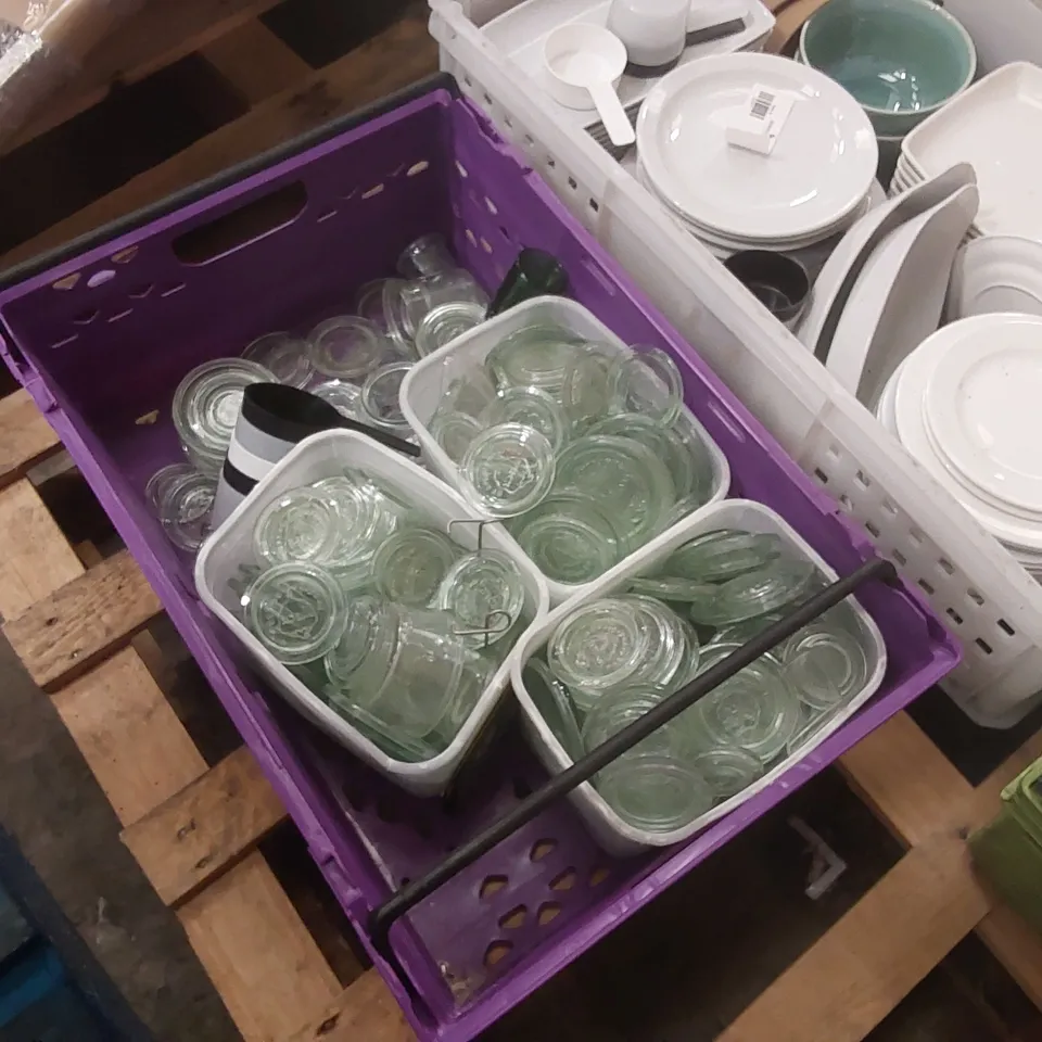 PALLET CONTAINING A LARGE QUANTITY OF ASSORTED CATERING ITEMS INCLUDING: PLATES, BOWLS ECT