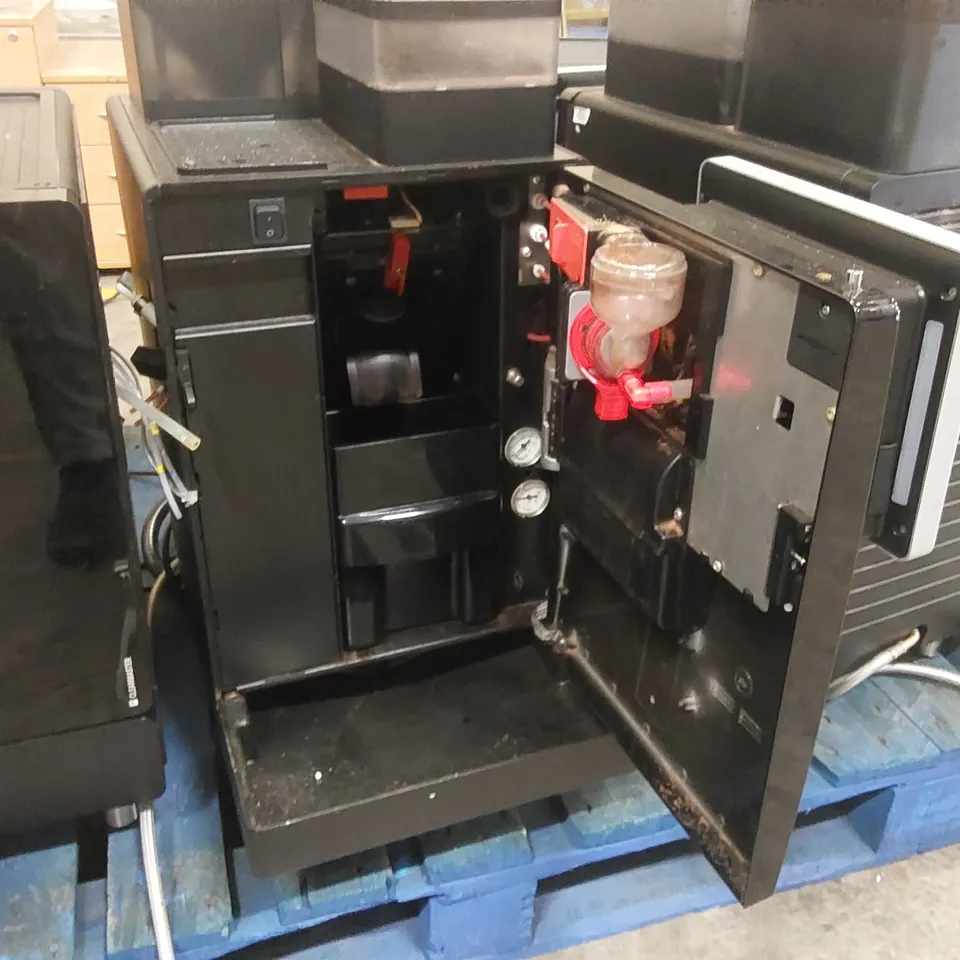 FRANKE A600 COMMERCIAL COFFEE MACHINE WITH MILK CHILLER