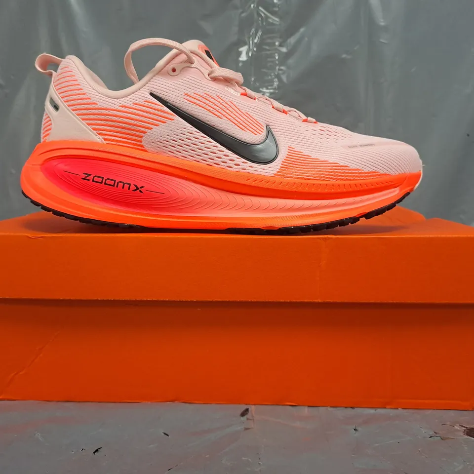 BOXED PAIR OF NIKE VOMERO 18 TRAINERS IN PINK/CORAL SIZE UK 7