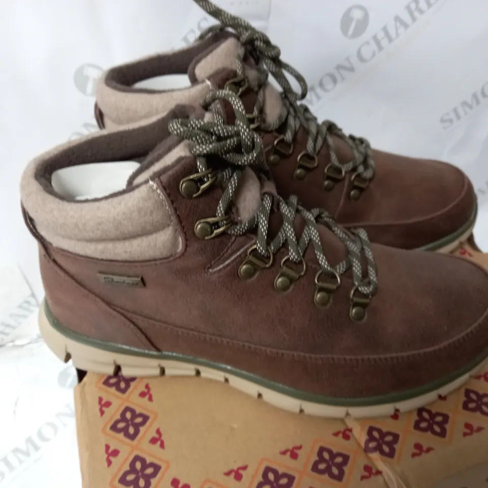 BOXED SKECHERS SYNERGY WARM TECH BOOTS, BROWN - SIZE 6.5