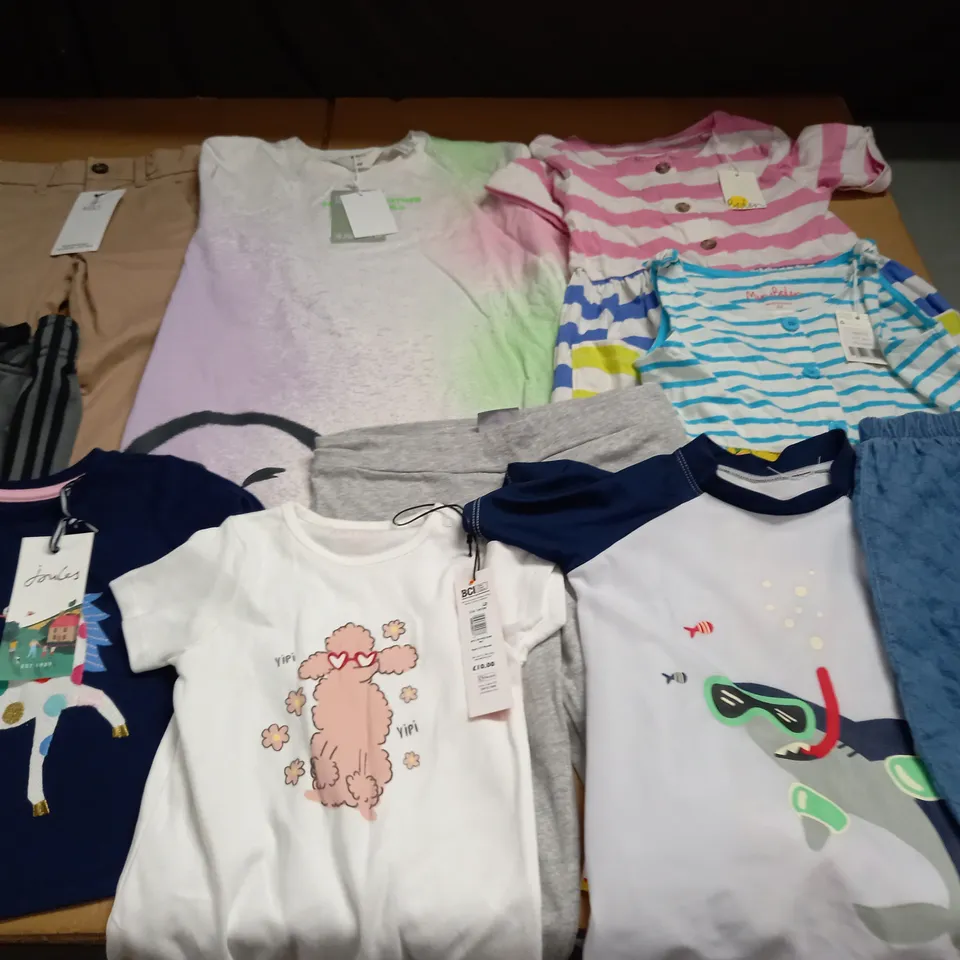 LARGE QUANTITY OF ASSORTED KIDS CLOTHING ITEMS TO INCLUDE MINI BODEN, M&S AND JOULES