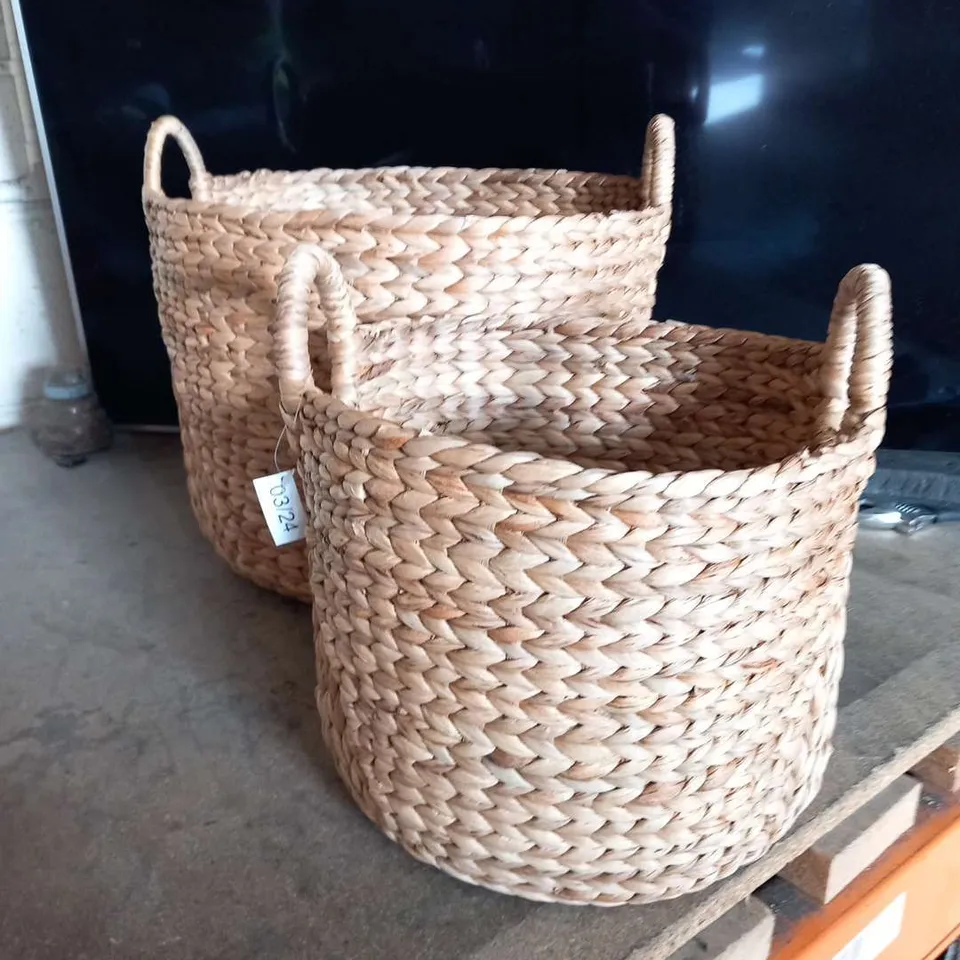 SET OF ARROWED WEAVED BASKETS 