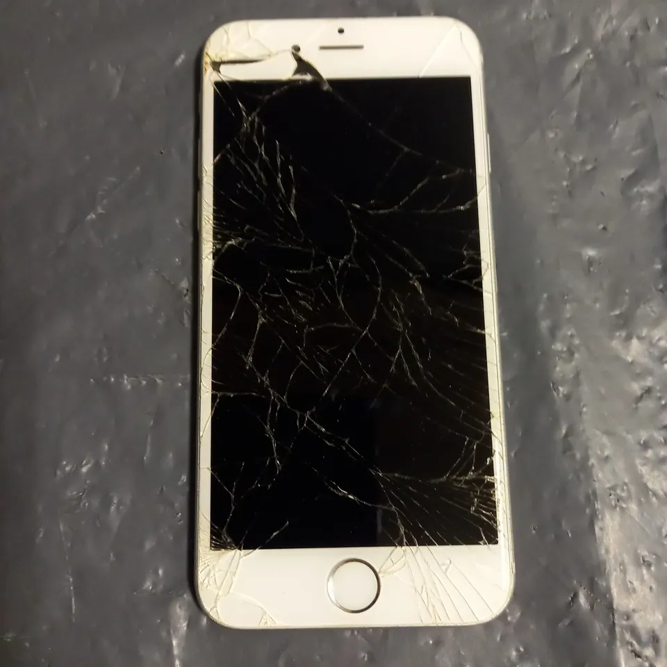 APPLE IPHONE 6 A1586 SMARTPHONE IN SILVER