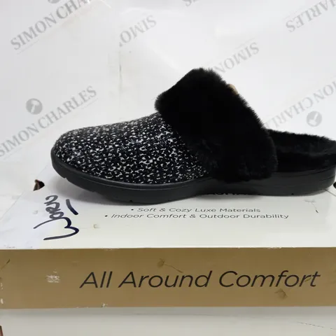 BOXED PAIR OF SKECHERS ARCH SLIPPERS IN BLACK SIZE 5