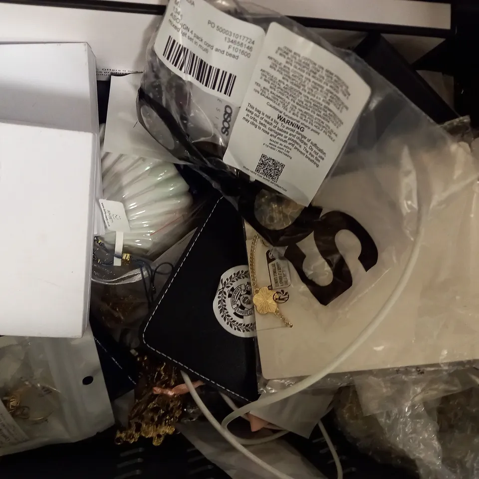 APPROXIMATELY 20 ASSORTED JEWELLERY ITEMS TO INCLUDE BRACELETS, RINGS, NECKLACES, ETC