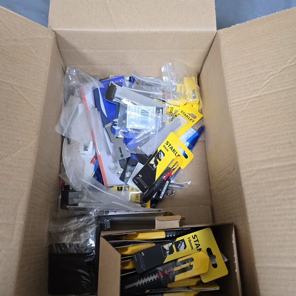 STANLEY 9MM UTILITY KNIFE BLADES & ACCESSORIES – ASSORTED PACKS (NEW IN PACKAGING) AND A JOB LOT OF DIY ACCESSORIES OF VARIOUS QUANTITIY.