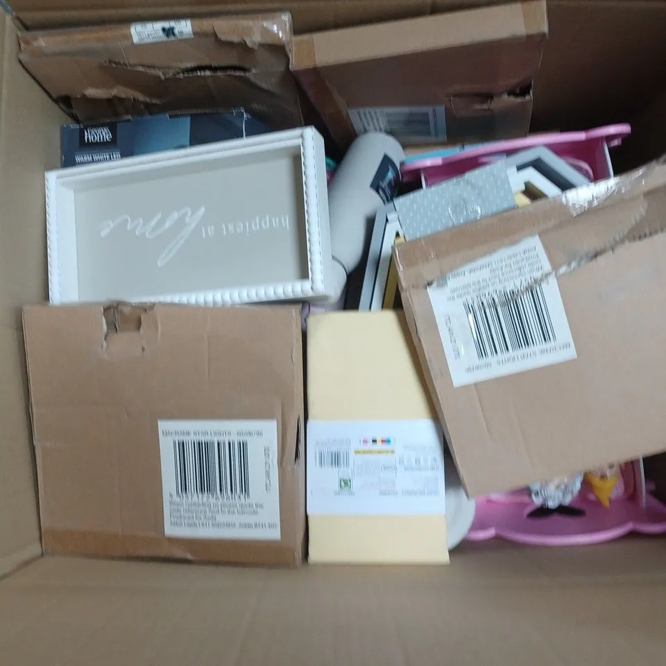 APPROXIMATELY 15 ASSORTED HOUSEHOLD ITEMS TO INCLUDE PILLOWCASES, HEXAGONAL SHELVES, FOOD FLASK, ETC - COLLECTION ONLY