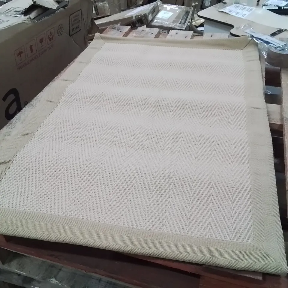 QUALITY DESIGNER AREA RUG - APPROXIMATELY 90X60CM