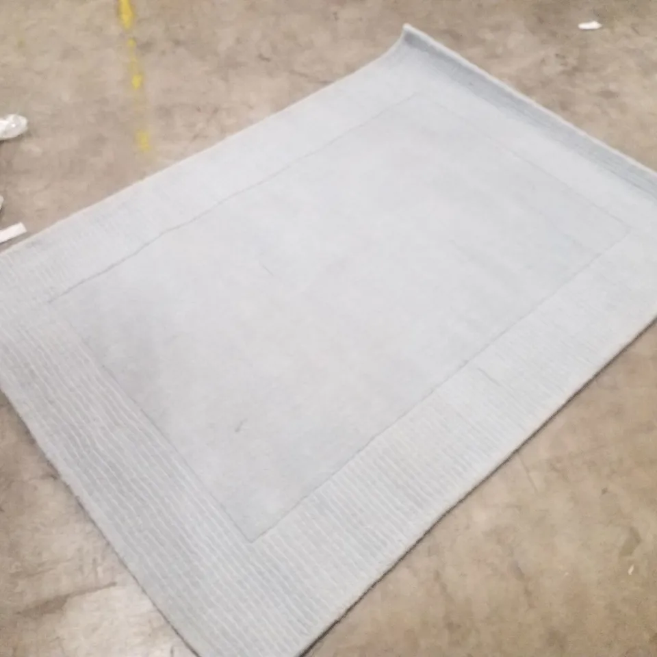 QUALITY DESIGNER AREA RUG    - APPROXIMATELY 165X119CM