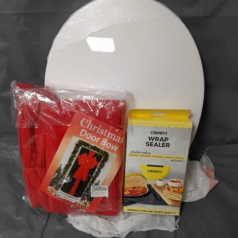 APPROXIMATELY 15 ASSORTED HOUSEHOLD ITEMS TO INCLUDE TOILET SEAT, CHRISTMAS DOOR BOW, CRIMPIT WRAP SEALER, ETC