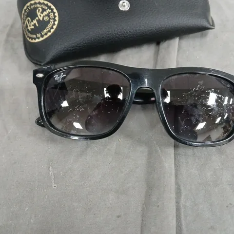 RAY-BAN SUNGLASSES – BLACK WAYFARER-STYLE FRAME 