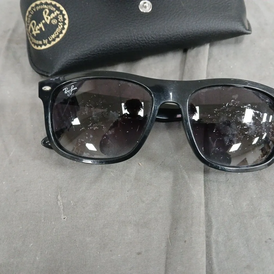 RAY-BAN SUNGLASSES – BLACK WAYFARER-STYLE FRAME 