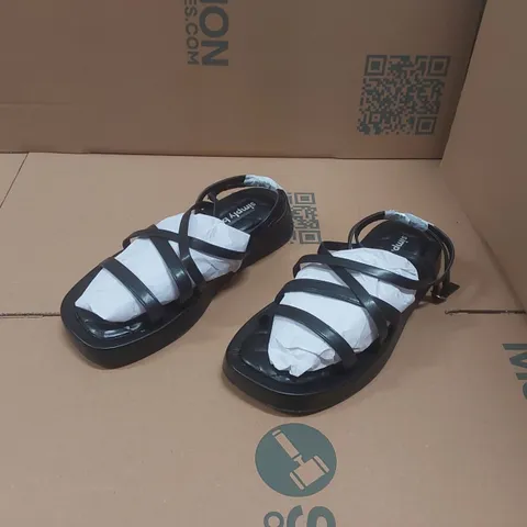 BOX CONTAINING APPROXIMATELY 6x BRAND NEW SIMPLY BE BLACK PHOEBE EXTRA WIDE SANDALS