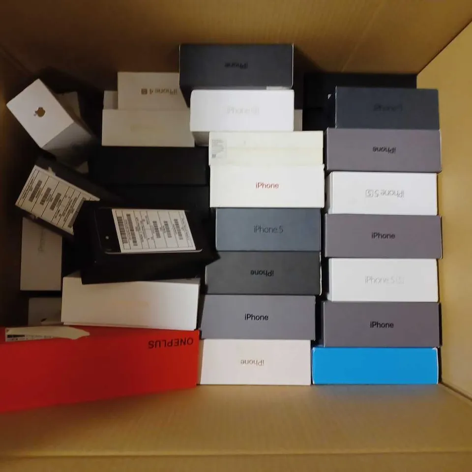 BOX OF APPROX 50 EMPTY PHONE BOXES INCLUDING SAMSUNG, IPHONE AND HUAWEI