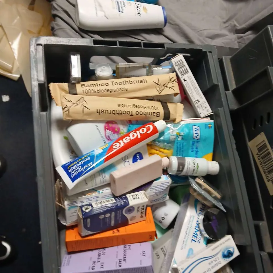 APPROXIMATEY 20 ASSORTED HEALTH AND BEAUTY PRODUCTS TO INCLUDE SATIN TAPE -BAMBOO TOOTHBRUSH - DOVE CARE .