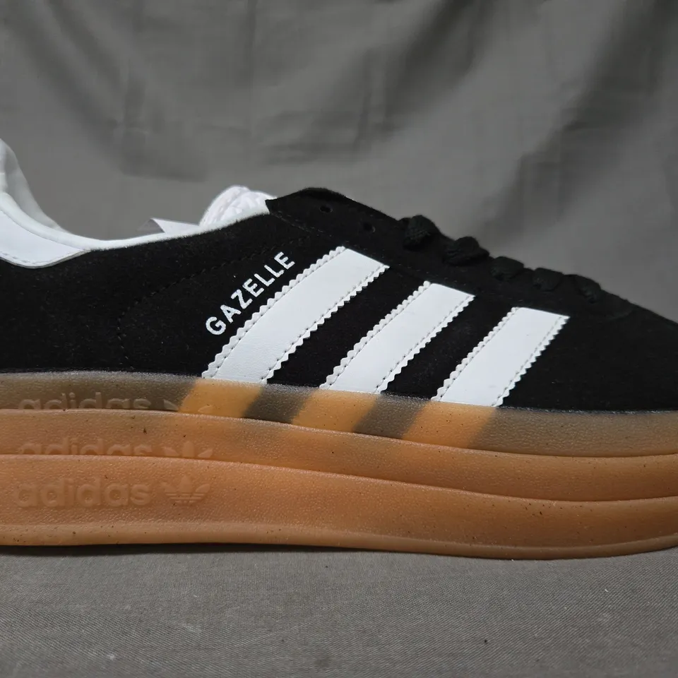 PAIR OF ADIDAS GAZELLE SHOES IN BLACK/WHITE UK SIZE 6.5