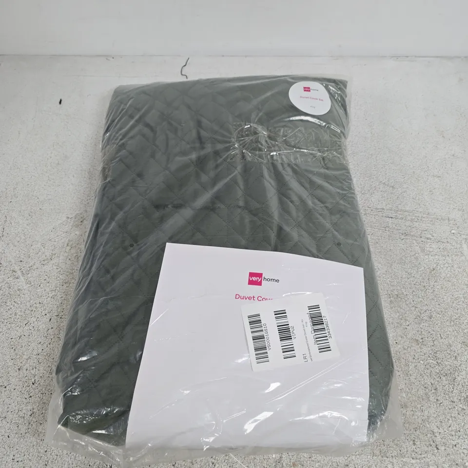 EMBROIDED ESME DUVET SET IN GREEN - KING