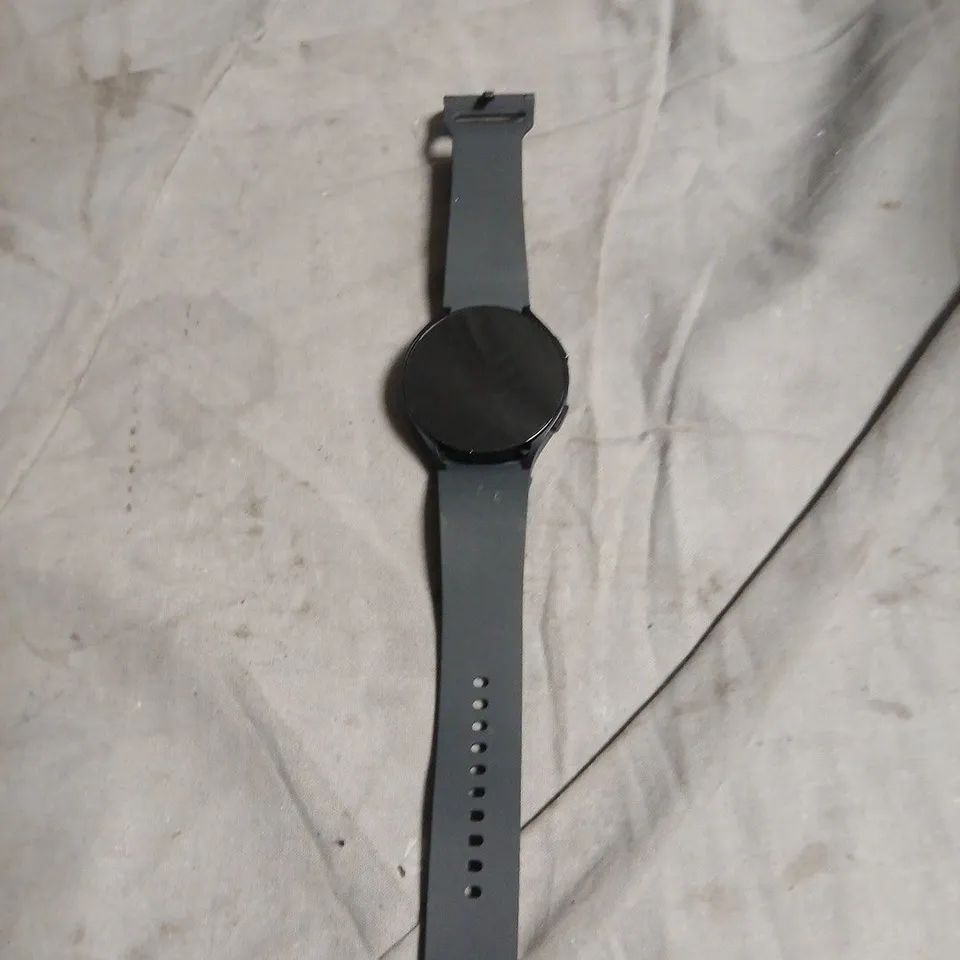SMARTWATCH WITH GREY SILICONE STRAP – ROUND FACE
