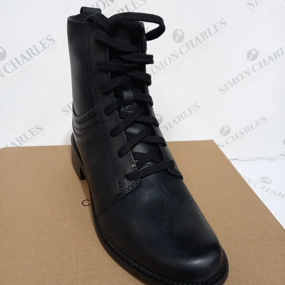 BOXED PAIR OF CLARKS BOOTS IN BLACK LEATHER - SIZE 7
