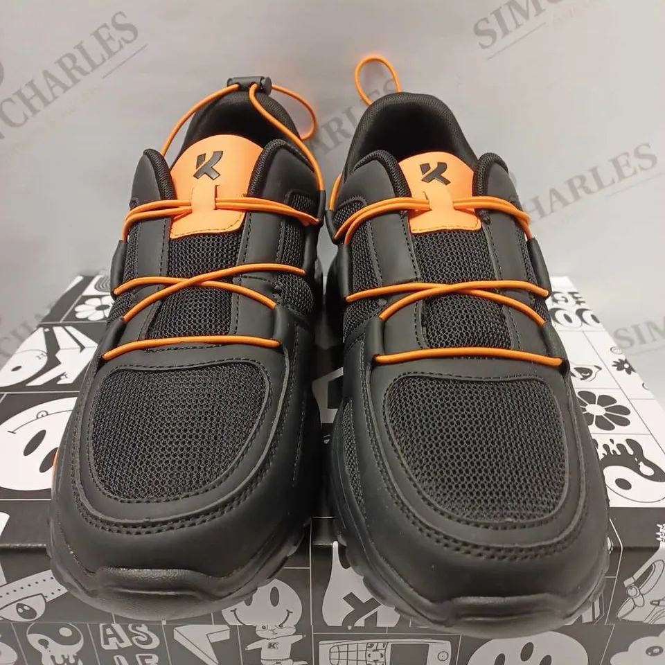 KOI UNION ORANGE MEN'S VICTOR TRAINERS, BLACK - SIZE 8