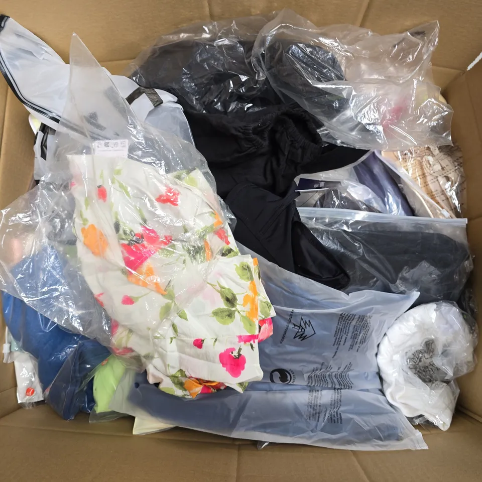 APPROXIMATELY 30 ASSORTED CLOTHING ITEMS IN VARIOUS SIZES, STYLES & COLOURS TO INCLUDE SHORTS, TOPS, SHIRTS, ETC - COLLECTION ONLY