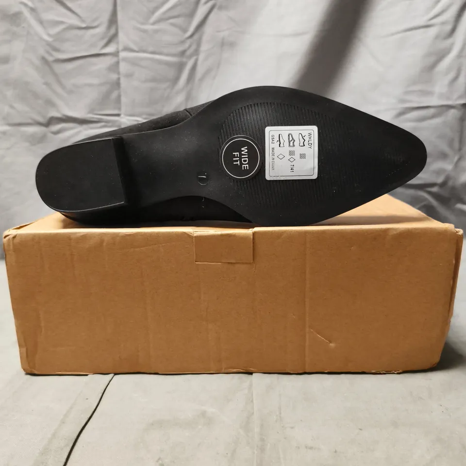 BOXED PAIR OF V BY VERY POINTED TOE LOW BLOCK HEEL ANKLE BOOTS IN BLACK SIZE 7