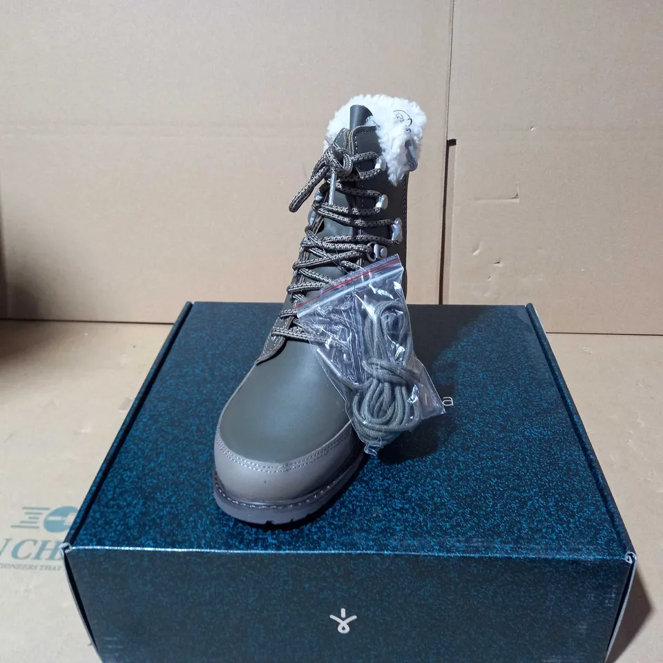 BOXED PAUR OF EMU OKAB FAUX LEATHER BOOTS IN DARK OLIVE UK SIZE 5