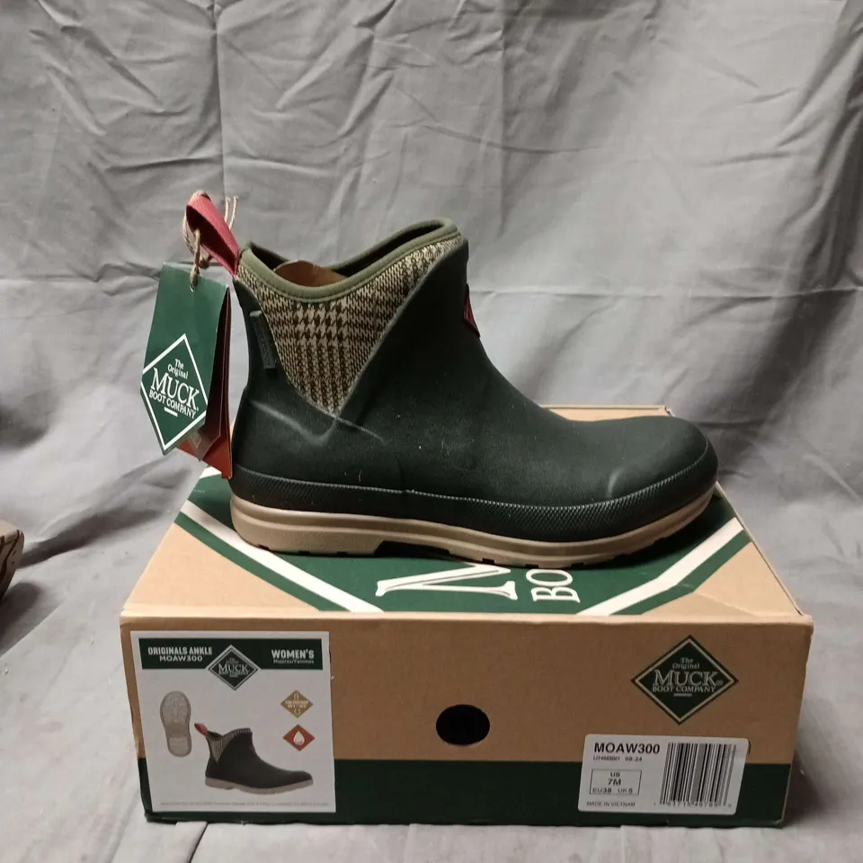 BOXED PAIR OF  MUCK BOOT COMPANY WOMEN'S MOAW300 ANKLE BOOTS – GREEN/BLACK SIZE UK 5 