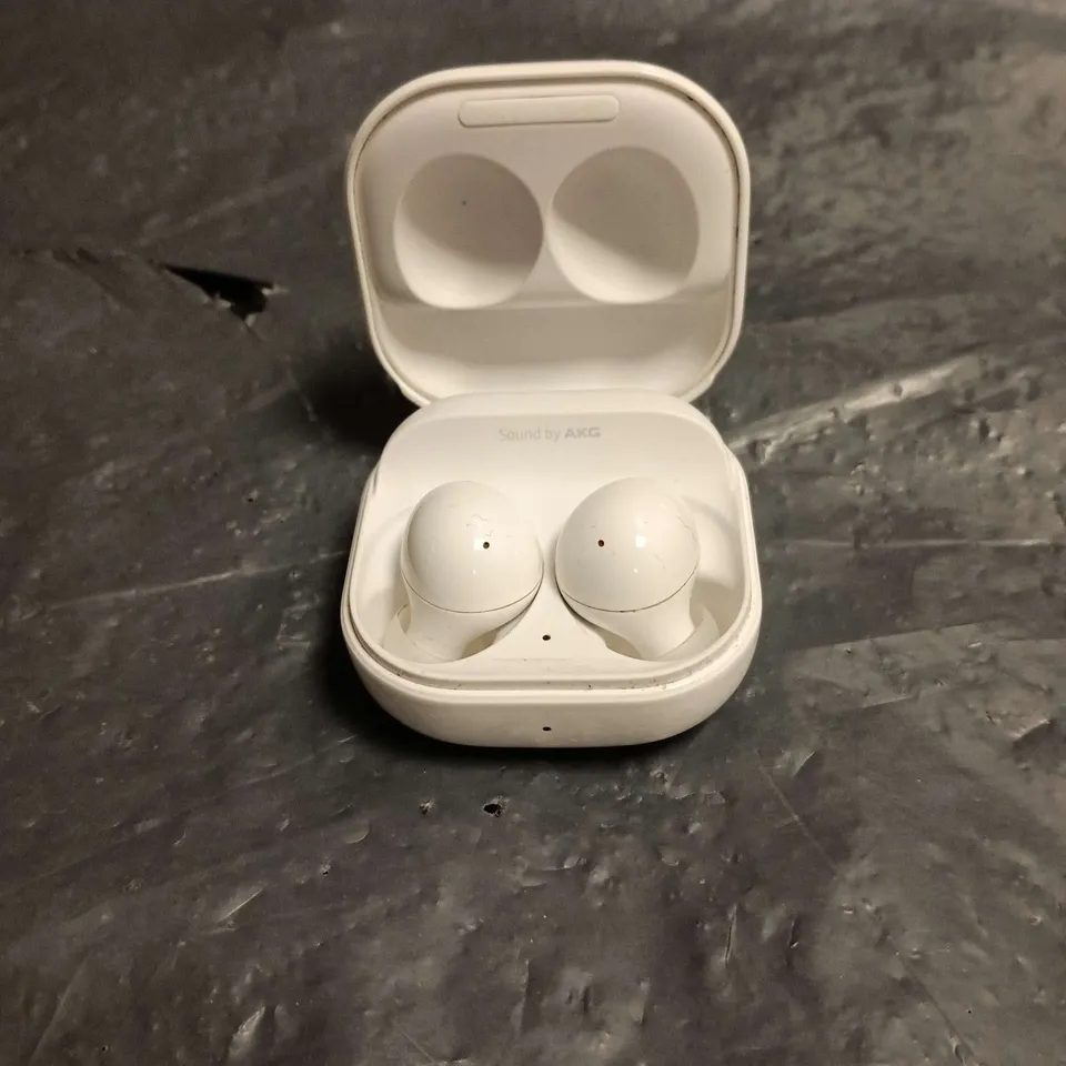 SAMSUNG WIRELESS EARBUDS IN CHARGING CASE (AKG) – WHITE