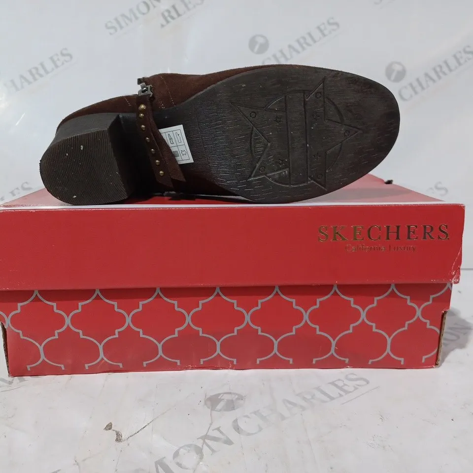 BOXED PAIR OF SKECHERS TAXI ZIP BOOTS IN CHOCOLATE SIZE 3.5