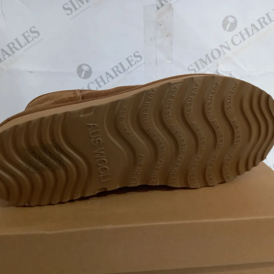 BOXED PAIR OF AUS WOOLI AUSTRALIA CHESTNUT SHOES SIZE 5