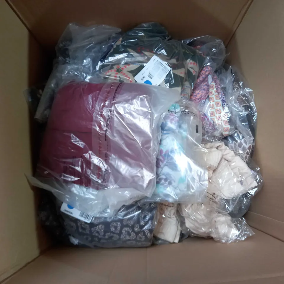 LOT OF APPROX 35 ASSORTED WOMENS CLOTHES TO INCLUDE JUMPERS, BLOUSE, JACKETS ETC