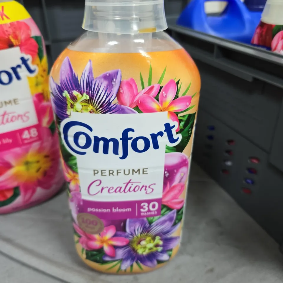 BOX OF APPROXIMATELY 10 ASSORTED LIQUID ITEMS TO INCLUDE: 2X COMFORT FABRIC CONDITIONER 