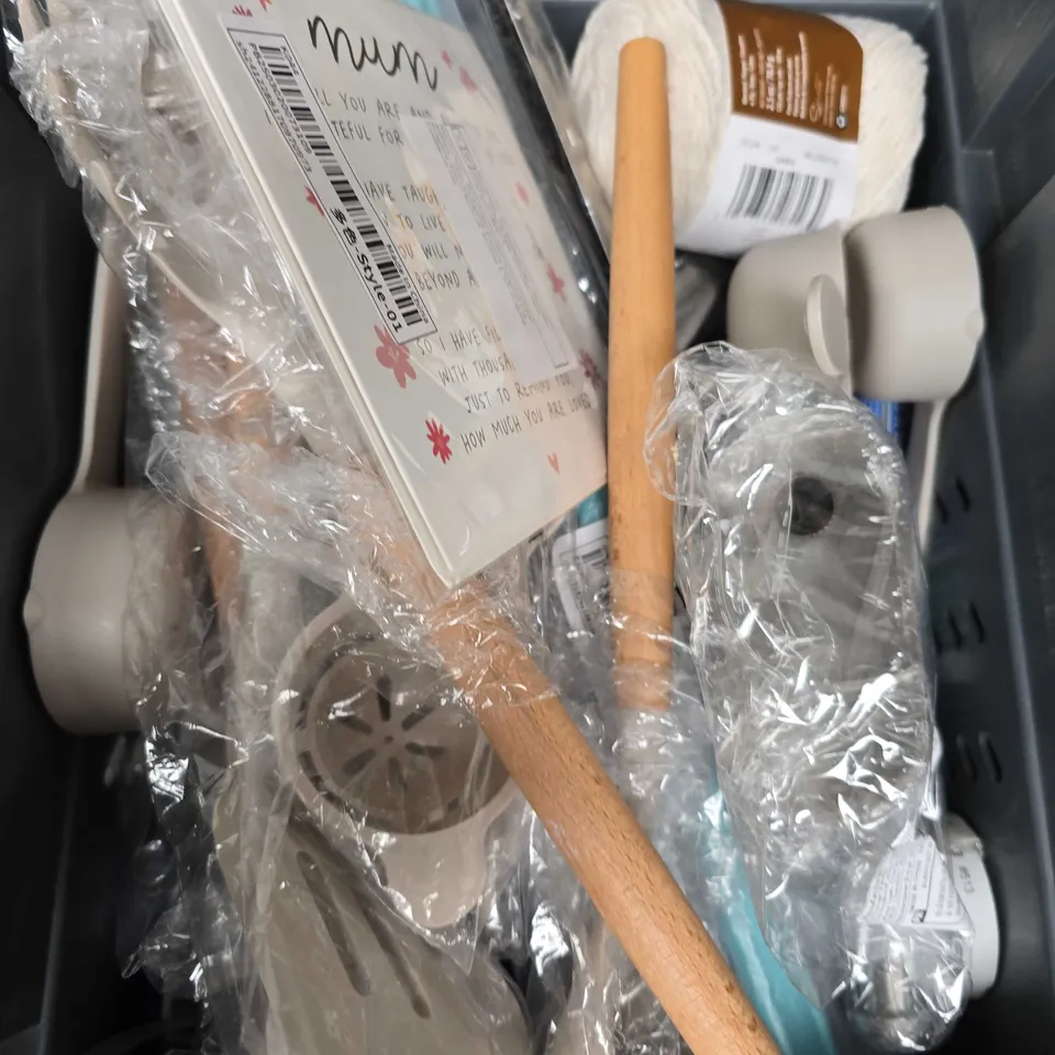 APPROXIMATELY 15 ASSORTED HOUSEHOLD ITEMS TO INCLUDE UTENSILS, CLEANING CREAM, CHEESE GRATER ETC