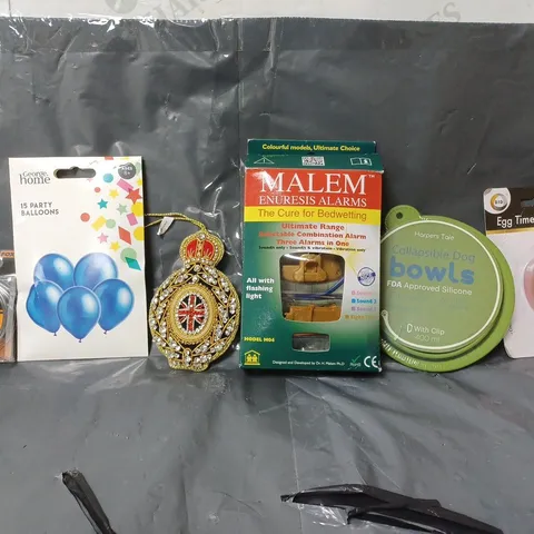 BOX OF APPROXIMATELY 12 ASSORTED ITEMS TO INCLUDE - EGG TIMER , 15 PARTY BALLOONS , COLLAPSIBLE DOG BOWL ETC